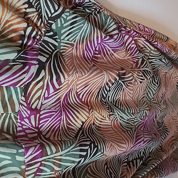 Earth color's leaf print dress. - Picture 2 of 4